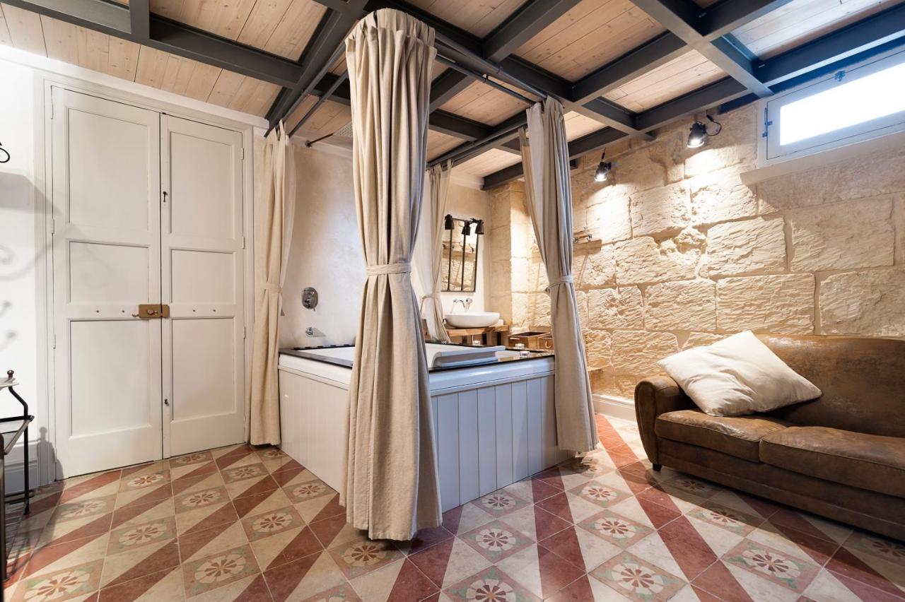 Deluxe Suite with Spa Bath
