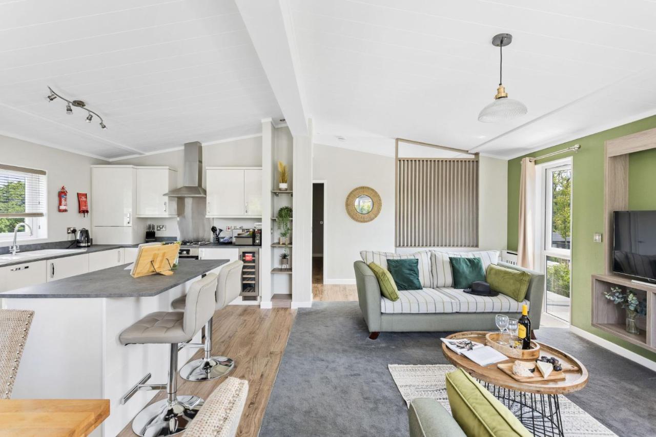 Rose Lodge, 21 Roadford Lake Lodges - Hot Tub, Free Parking and WiFi, Short Walk to Lake - Ferienwohnung Lifton