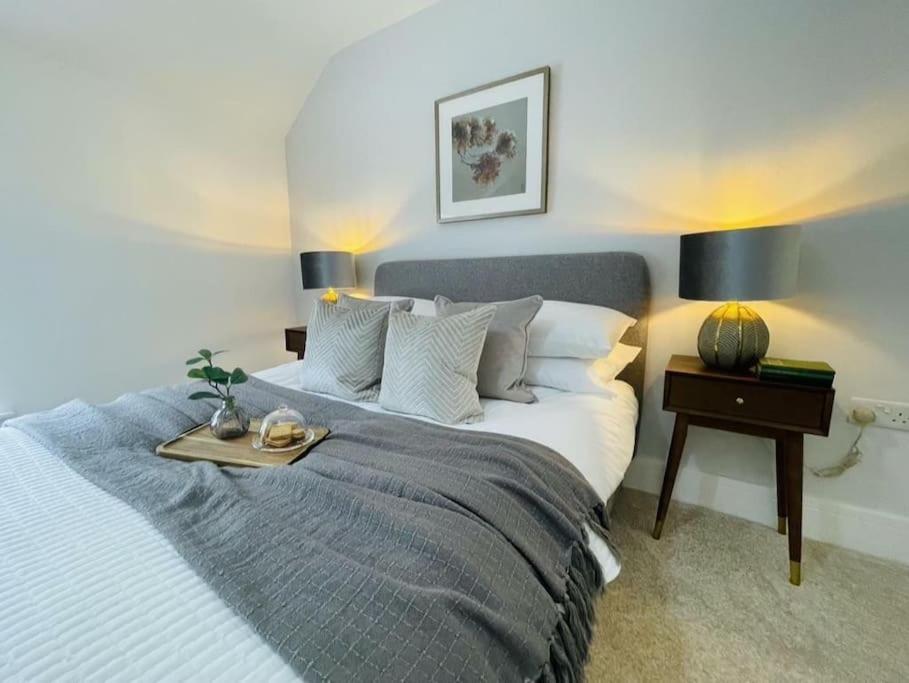 Luxury 3 Bedroom Cottage Retreat Near Bridgend Beaches M4 with Garden Workspace Sleeps 6 - Chambres d'hôtes Bridgend