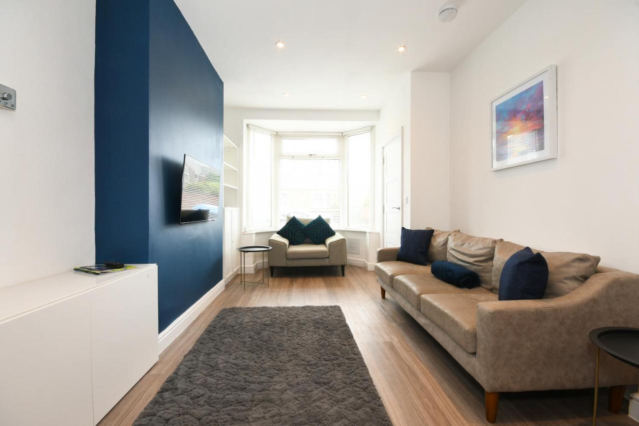 Morden house close to City centre & The Peaks - Chambres d’hôtes