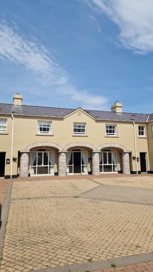 The Downshire Arms Apartments Hilltown - Bed and Breakfast