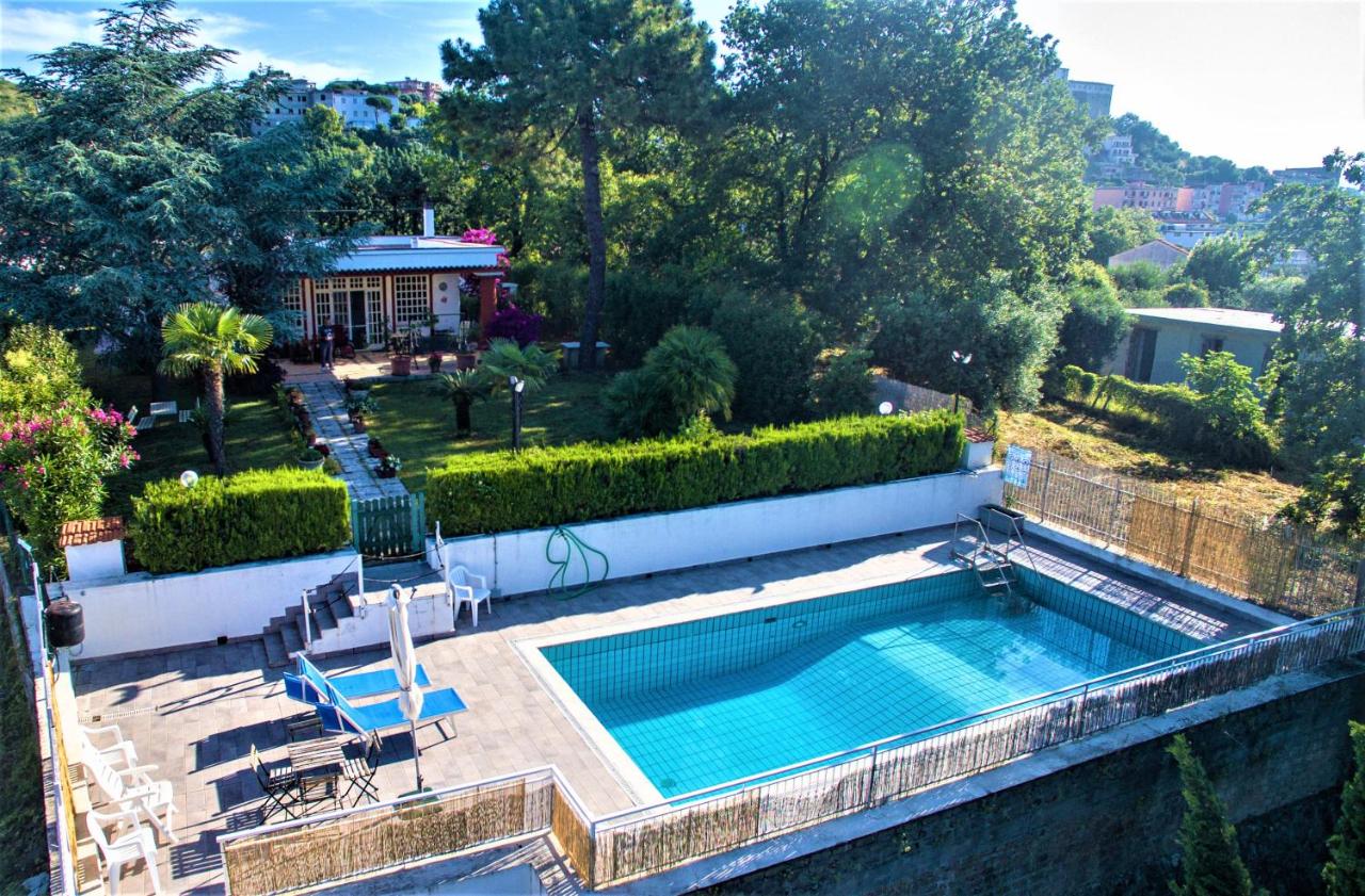 VILLA PANORAMICA CON PISCINA E GIARDINO PER 6 A MINTURNO - Chambres d’hôtes