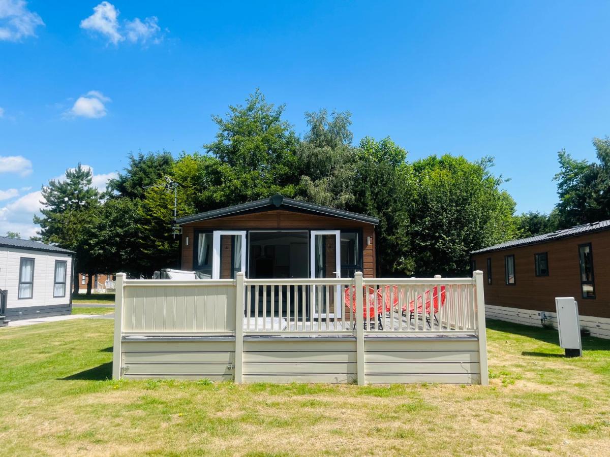 Tarn Lodge with Hot Tub - B&B