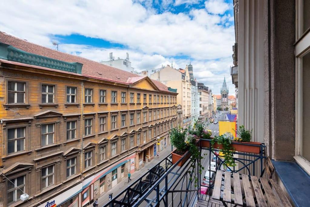 Spacious apartment with balcony at Wenceslas Sq - Ferienwohnung Prag