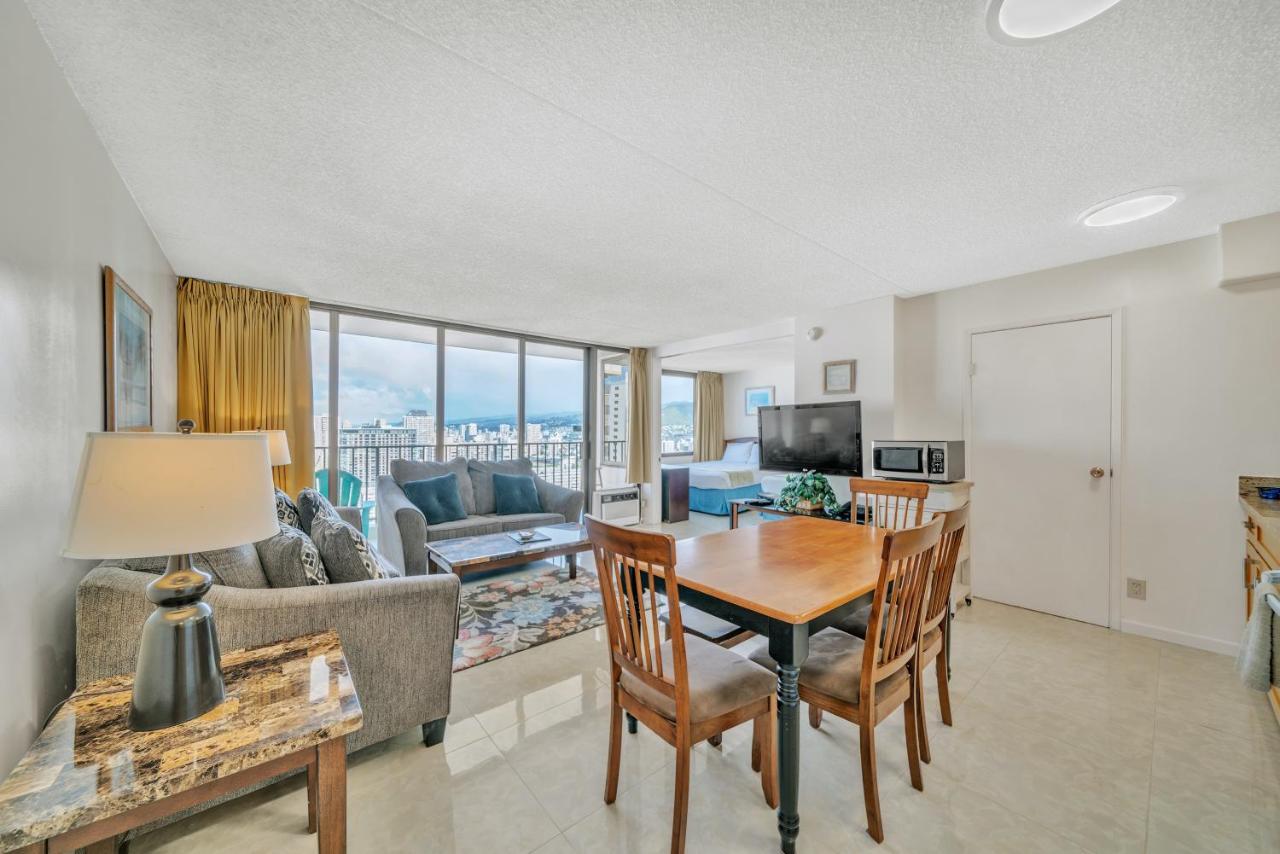 B&B Honolulu - Standard Ocean View Condo - 35th floor views, Free parking & Wifi condo - Bed and Breakfast Honolulu