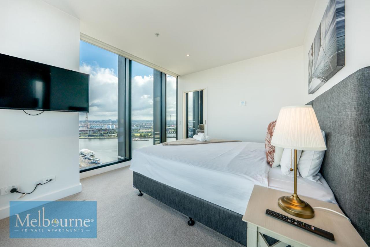 Two-Bedroom Two-Bathroom + Study Apartment with Harbour View