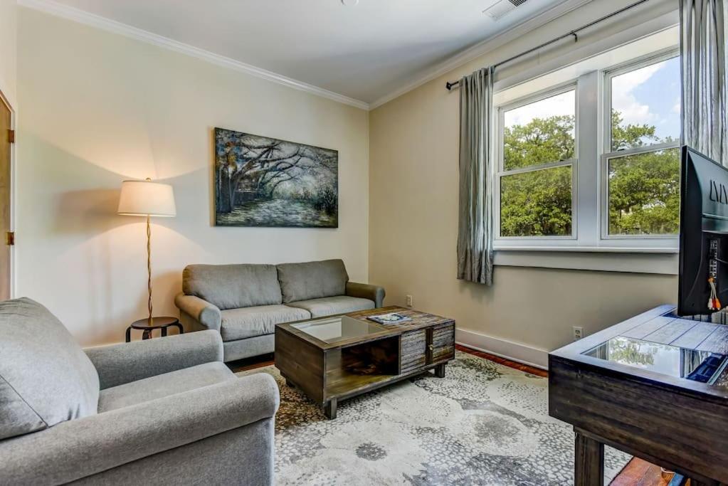 Loft steps from City Hall and River Street - Ferienwohnung