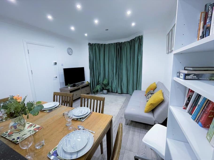 B&B London - (ZONE 2) CONTEMPORARY 2 BED FLAT HEART OF LEWISHAM - Bed and Breakfast London