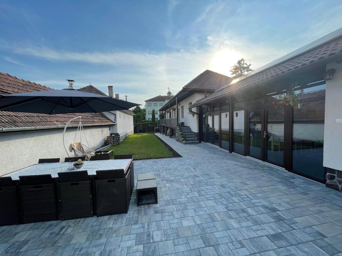 Tulipán vendégház - Ferienwohnung Lupeni