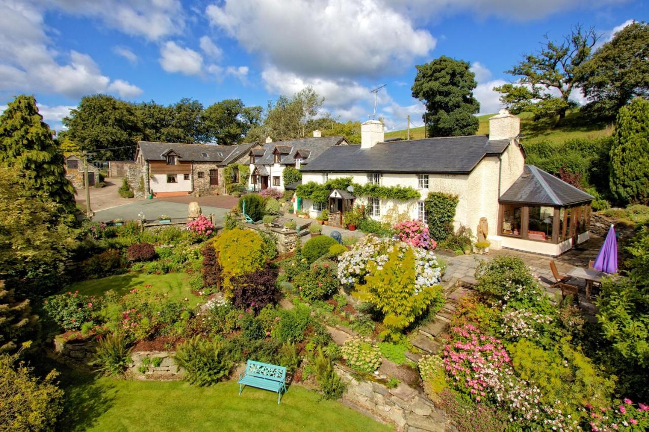 Barley Cottage - 5* Cyfie Farm with log burner and private covered hot tub - Ferienwohnung