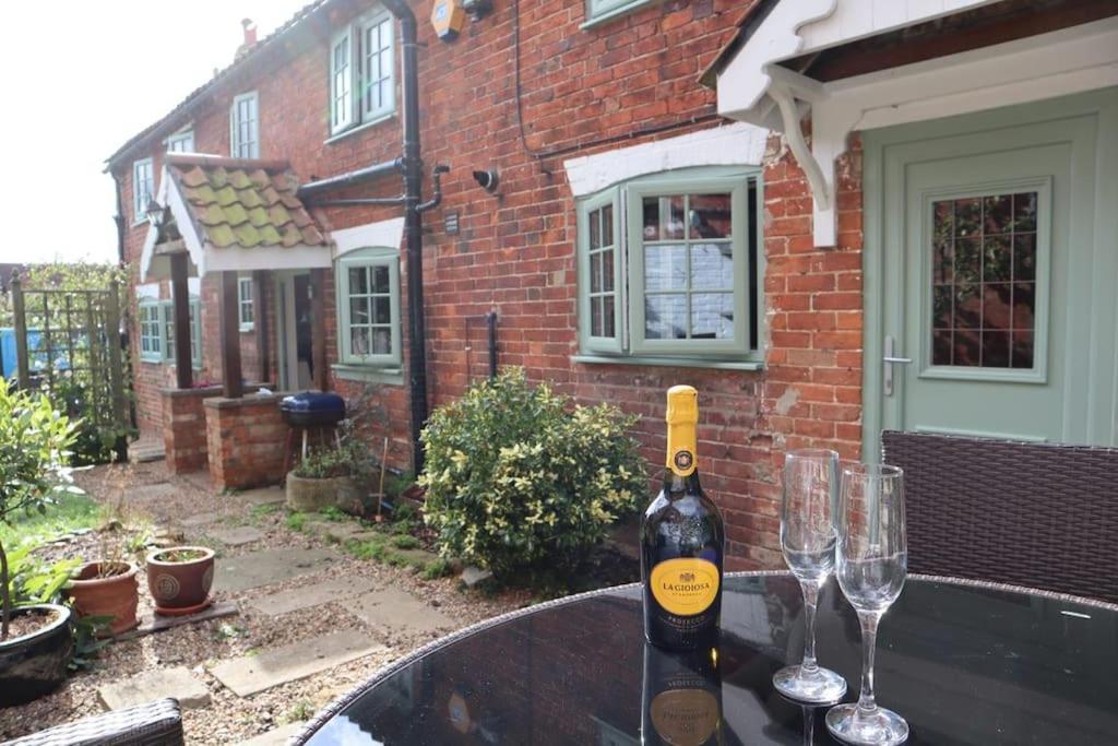 B&B Redmile - Cherry Tree Cottage Close to Belvoir Castle. Sleeps 6. Dogs v welcome. - Bed and Breakfast Redmile