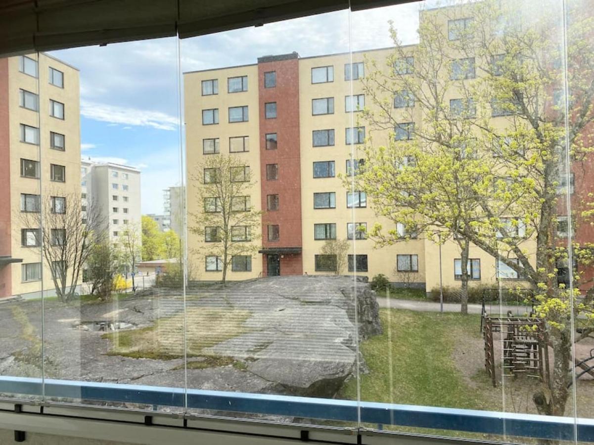 HHH Newly renovated big 4-bedroom apt with balcony, free parking for 2 cars - Chambres d'hôtes Helsinki