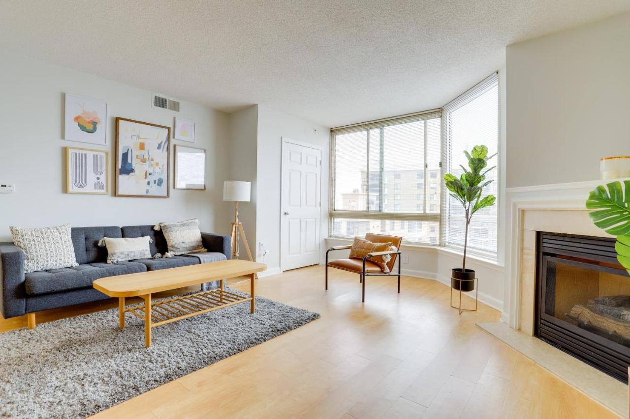 B&B Arlington - Elegant and Charming Condo at Ballston with Pool - Bed and Breakfast Arlington