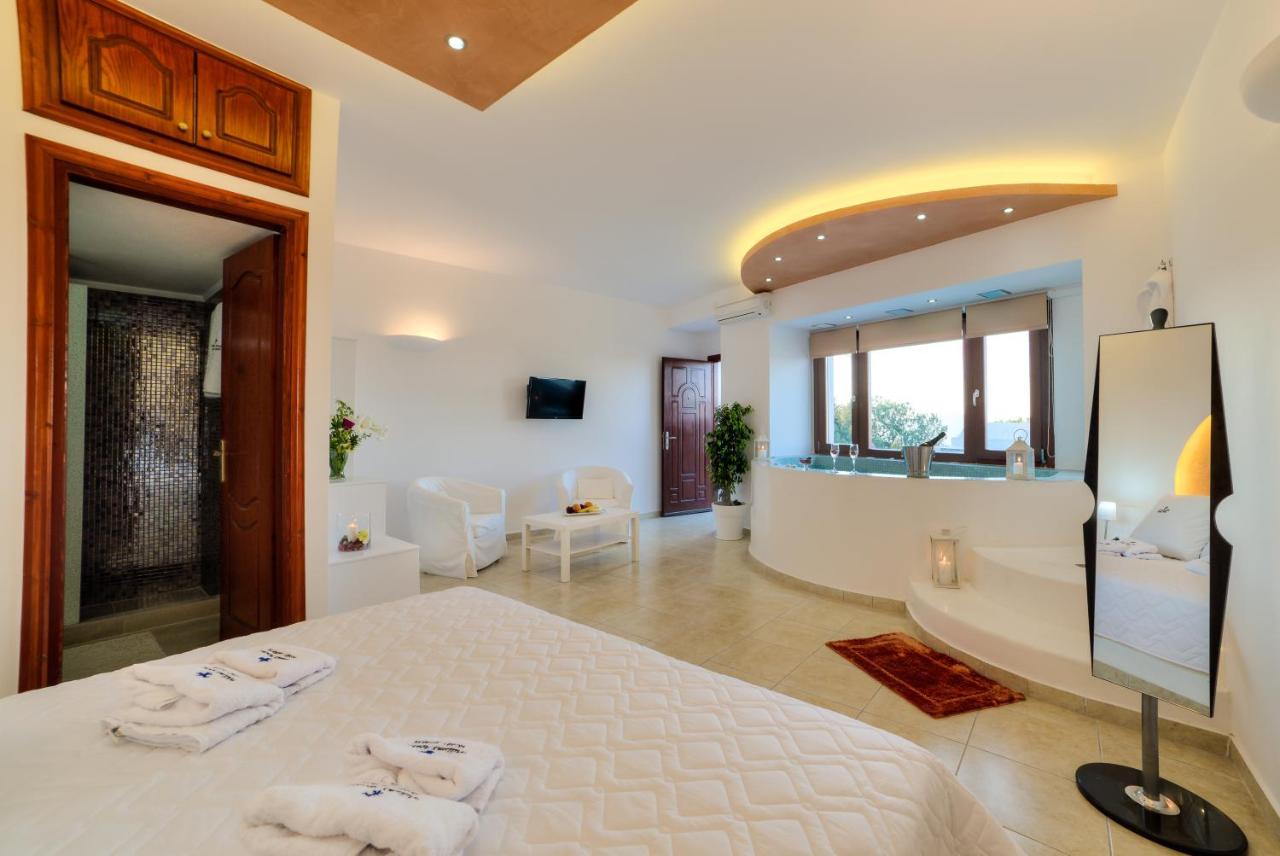 Honeymoon Suite with Indoor Hot Tub and Caldera View