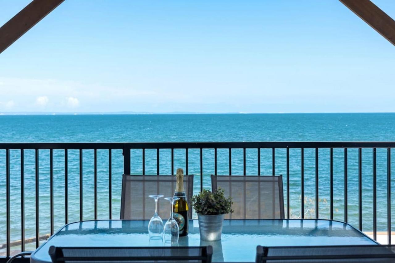 B&B Redcliffe - Bay Vista Two Bedroom Waterfront Apartment - Bed and Breakfast Redcliffe