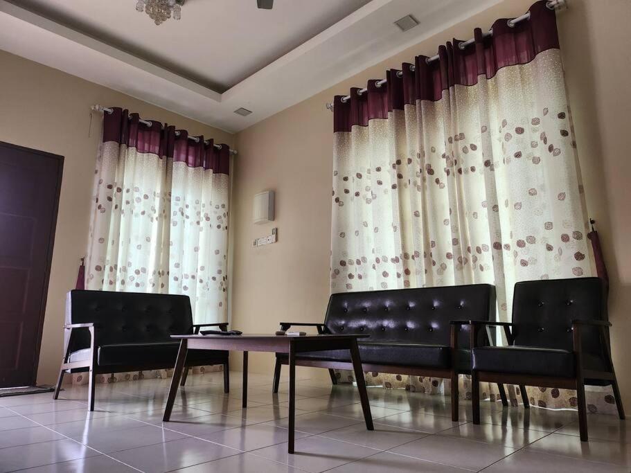 Gated Family House- next to MRSM - B&B