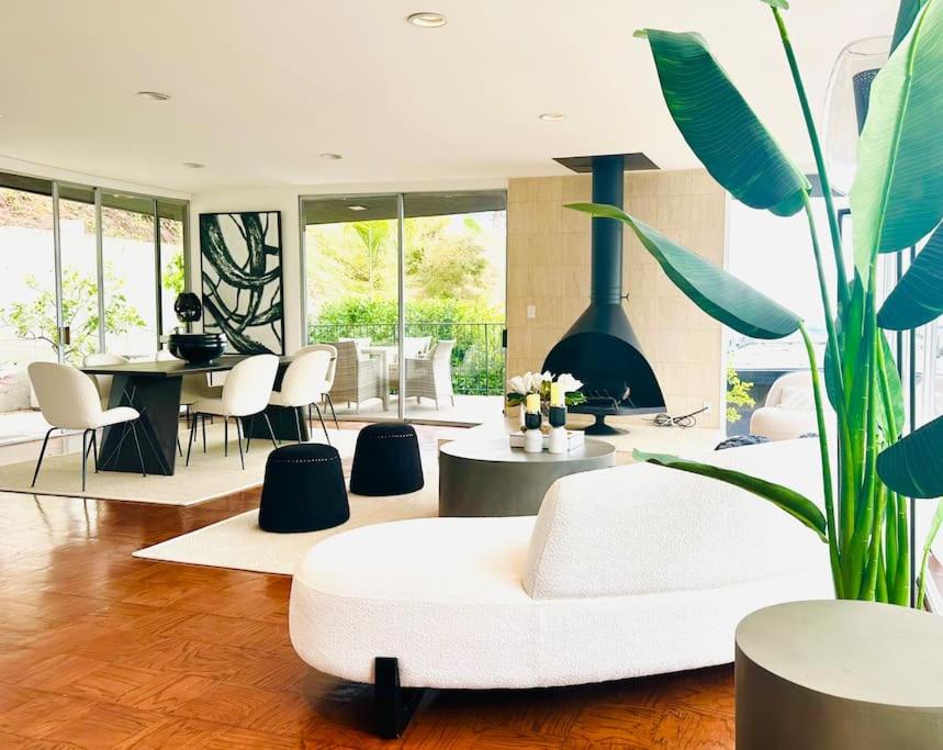 B&B Los Ángeles - Urban Oasis: Stylish Mid-Century Home in Weho - Bed and Breakfast Los Ángeles