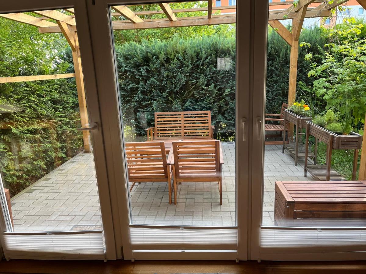 Ferienwohnung im Stadtzentrum von Bernau - Komfortable Wohnung mit 2 Zimmern, Bad, Spülmaschine, Waschmaschine, komplette Küche, WLAN, Terrasse, ruhige Lage - Bed and Breakfast