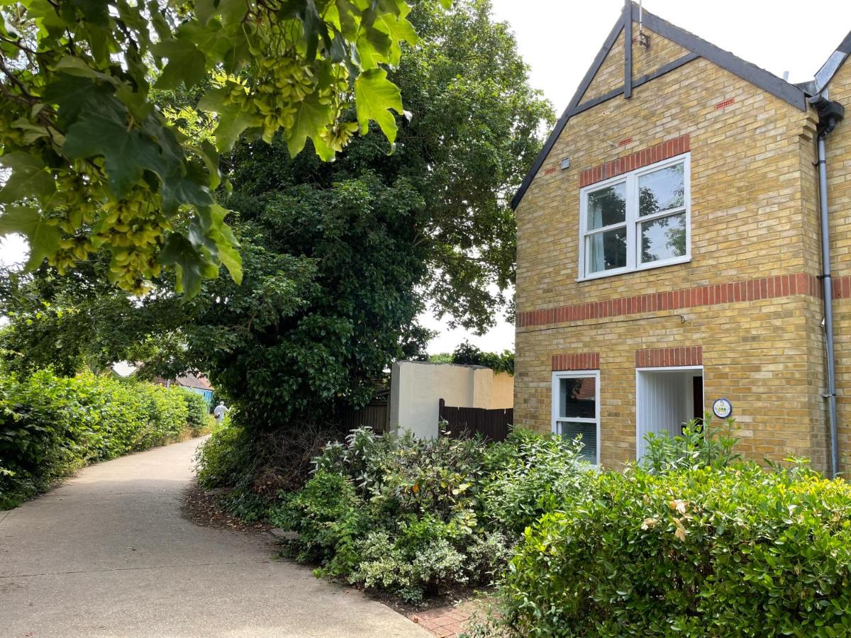 Courtyard House, with parking and patio garden - B&B