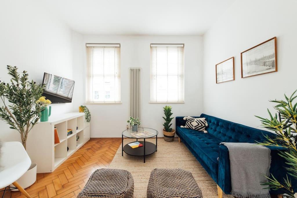 B&B London - Unique 2 Bedroom Flat on Stoke Newington High Street - Bed and Breakfast London