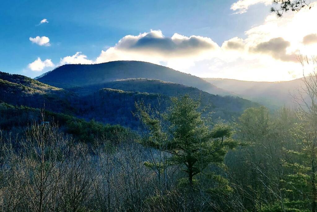 B&B Cherry Log - Peaceful Cabin/Mountain Views/Hot tub/Fire Pit - Bed and Breakfast Cherry Log