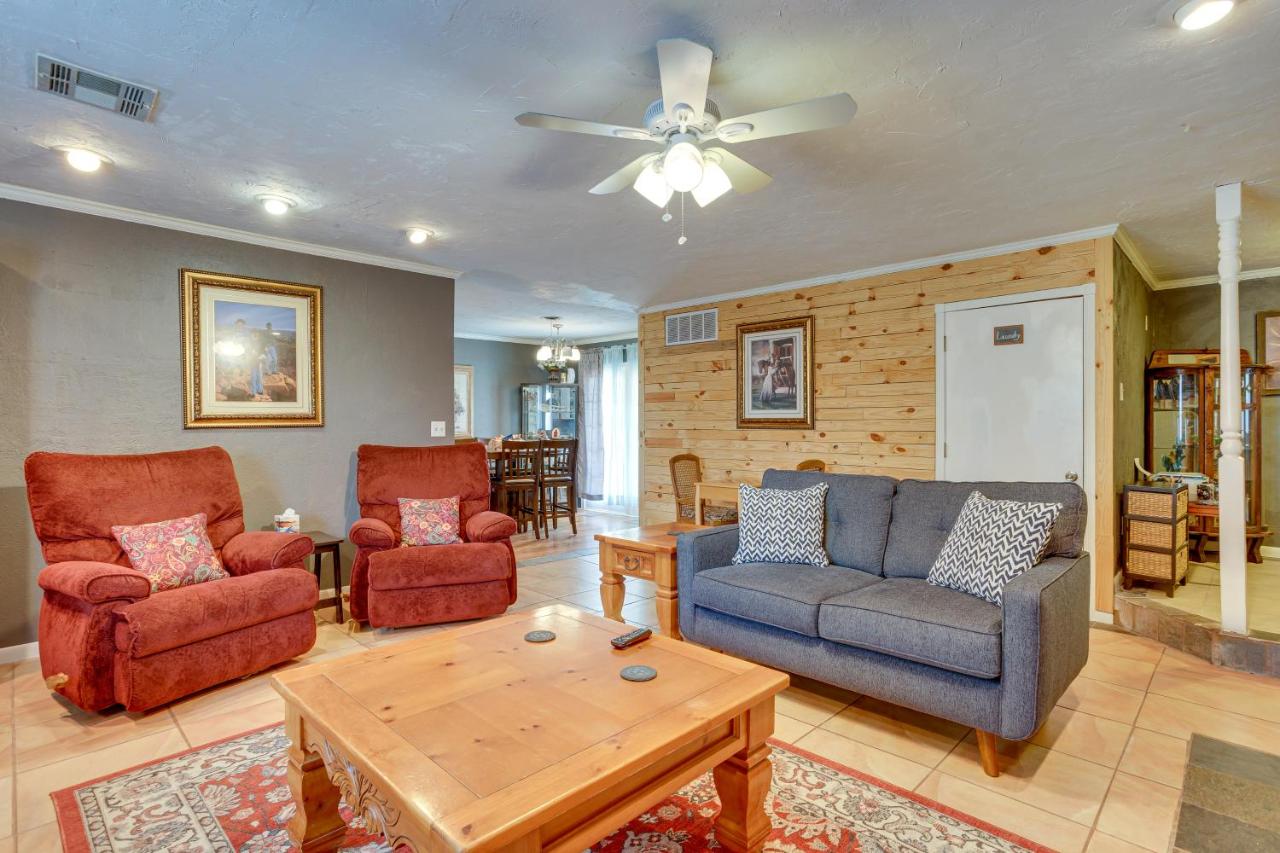 B&B Lawton - Lawton Home with Deck, Near Casinos and Museums! - Bed and Breakfast Lawton