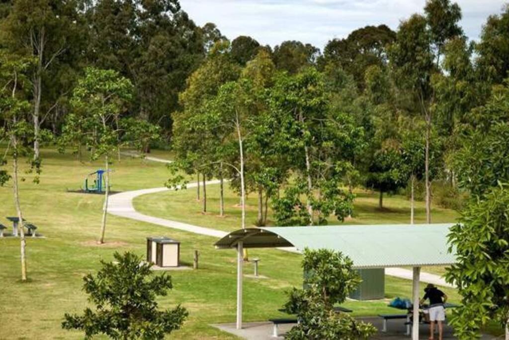 Halfway Point Brisbane and Gold Coast Themepark 15 minutes Southbank 30 minutes - B&B