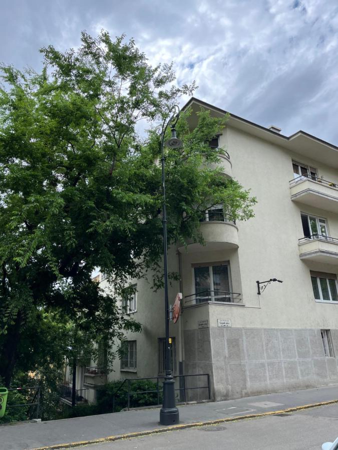 Stylish Flat w Balcony next to the Castle & Metro - B&B Budapest