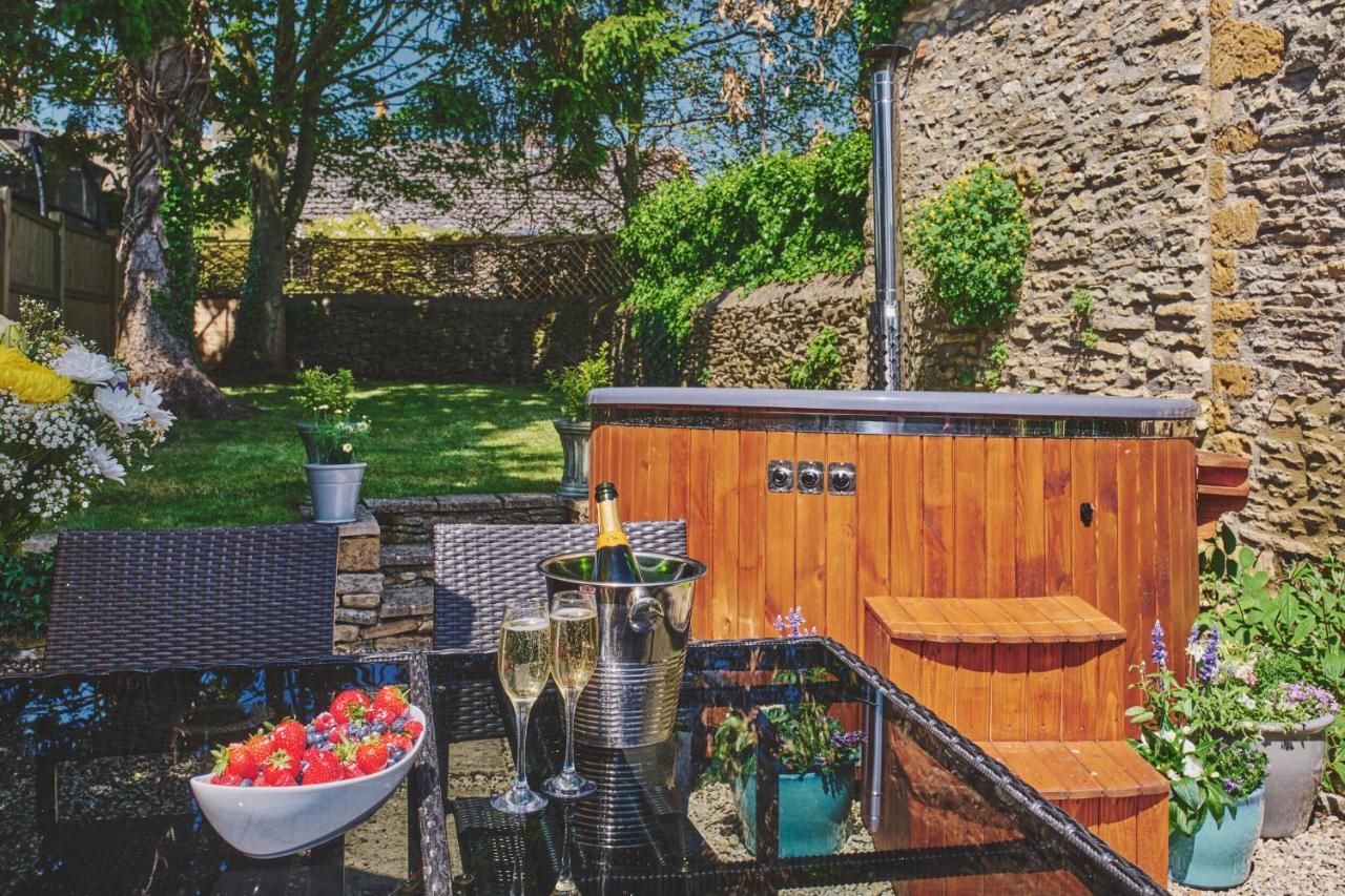 Coniston House - Eco Hot Tub - B&B Stow on the Wold
