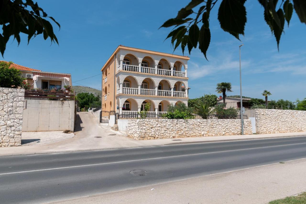 Beachfront apartments Jurica - B&B