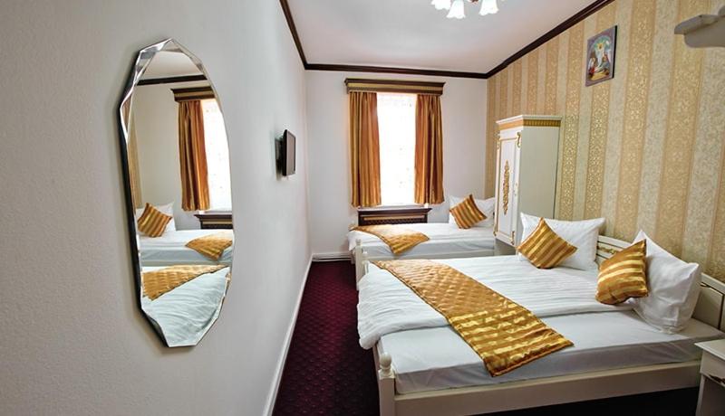 Dreibettzimmer mit eigenem Bad