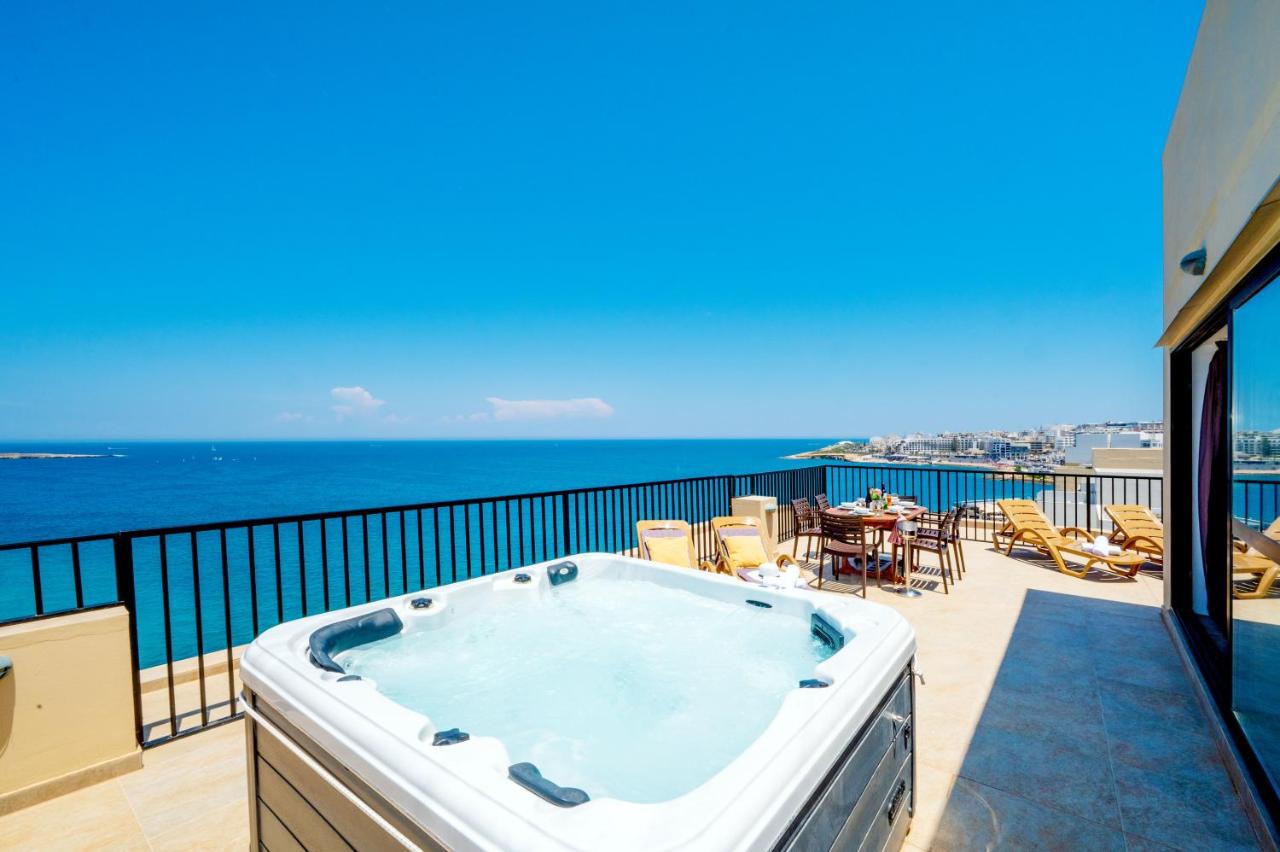 B&B San Pawl il-Baħar - Islet Promenade Seafront Penthouse with breathtaking seaviews and private hot tub on the large terrace by Getawaysmalta - Bed and Breakfast San Pawl il-Baħar