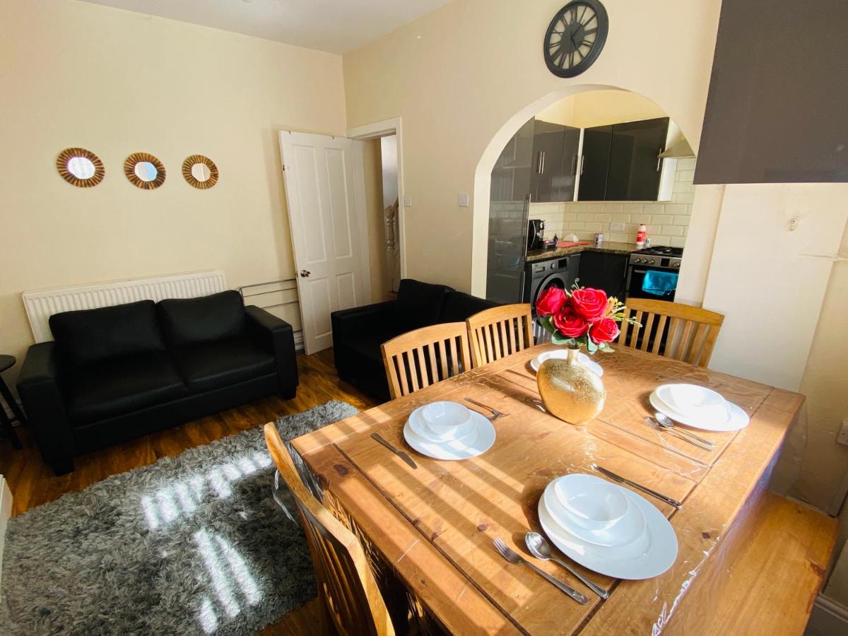 B&B Liverpool - Entire 4 bedroom House - EV POINT & FREE PARKING - Bed and Breakfast Liverpool