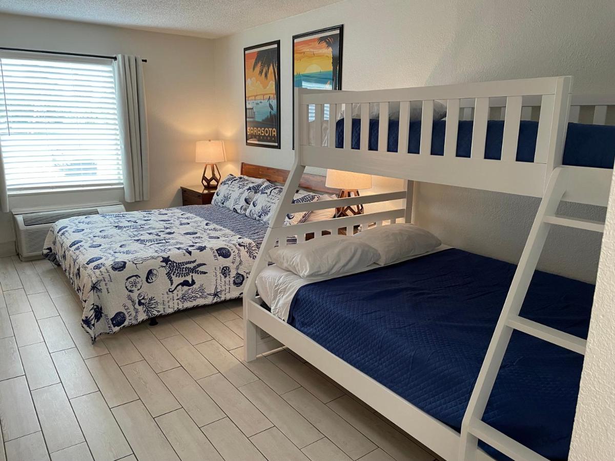 B&B Sarasota - Heated Pool, Bunk Beds, King Bed, Huge TV, Marina, Tiki Bar - Bed and Breakfast Sarasota