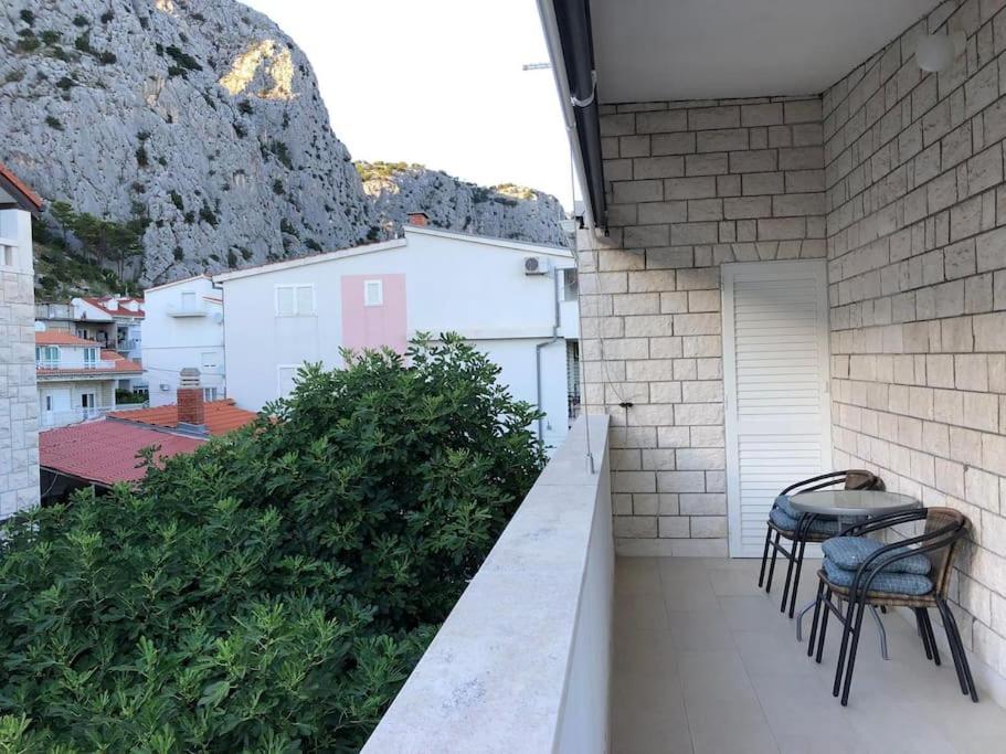 Omis apartment with balcony - near beach and town center - B&B