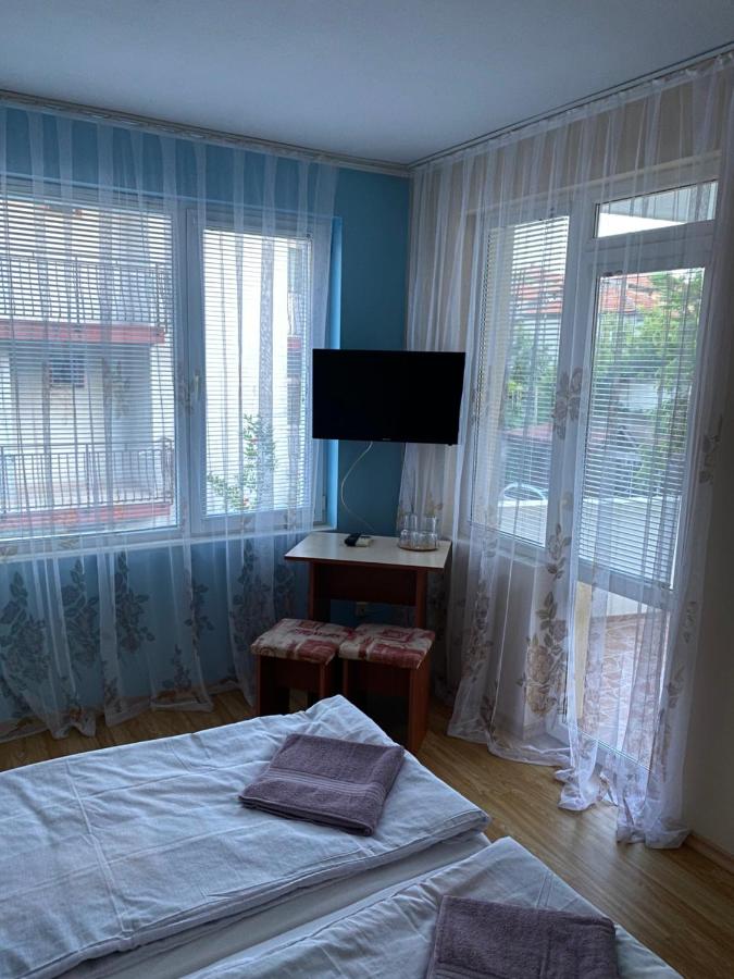 Doppel-/Zweibettzimmer mit Balkon