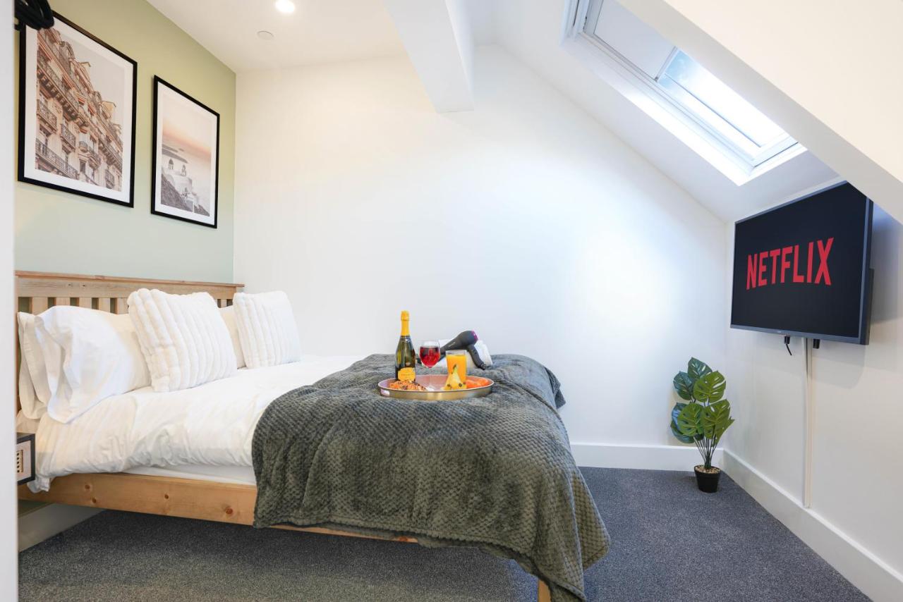 B&B Buckingham - Central Buckingham Apartment #5 with Free Parking, Pool Table, Fast Wifi and Smart TV with Netflix by Yoko Property - Bed and Breakfast Buckingham