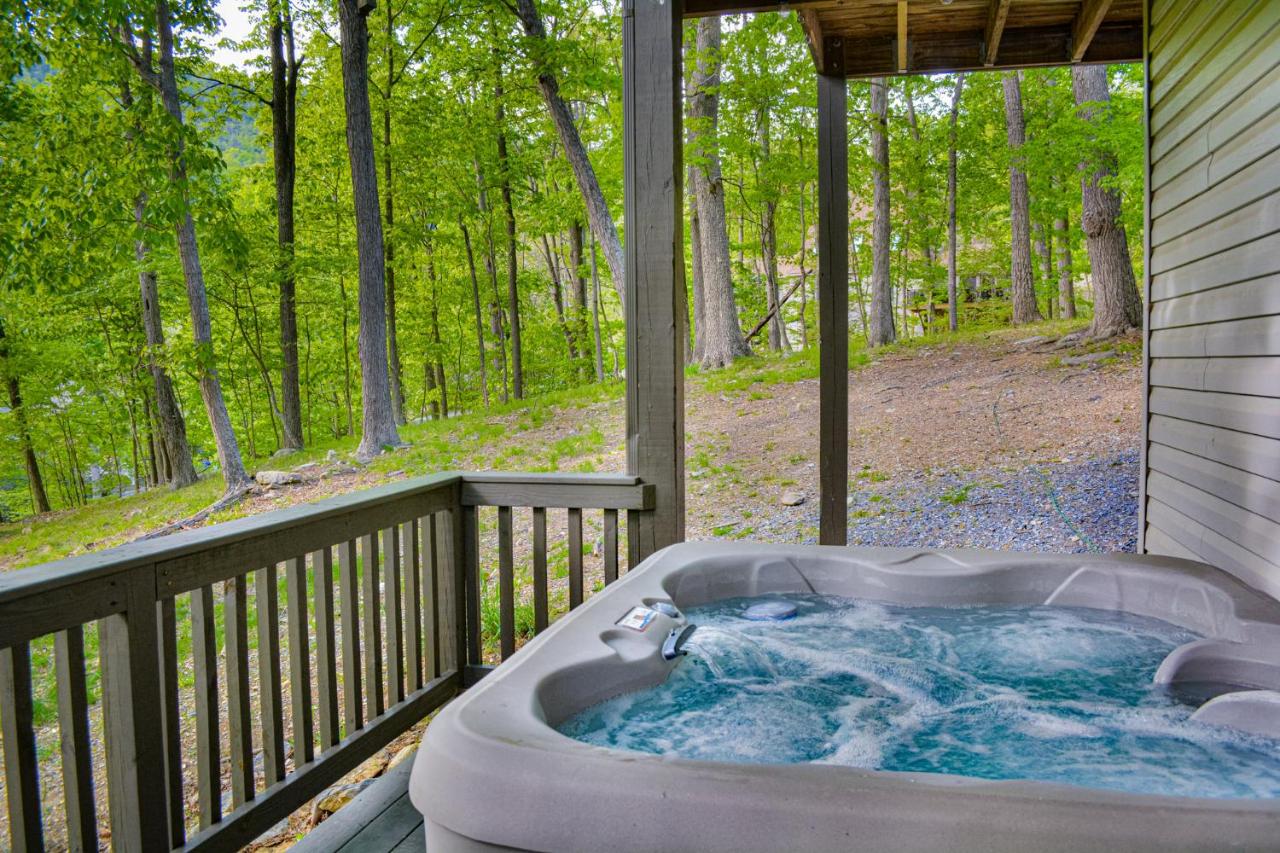 B&B McGaheysville - In The Woods - 5 BR Chalet with Game Room, Fire Table and Hot Tub - Bed and Breakfast McGaheysville