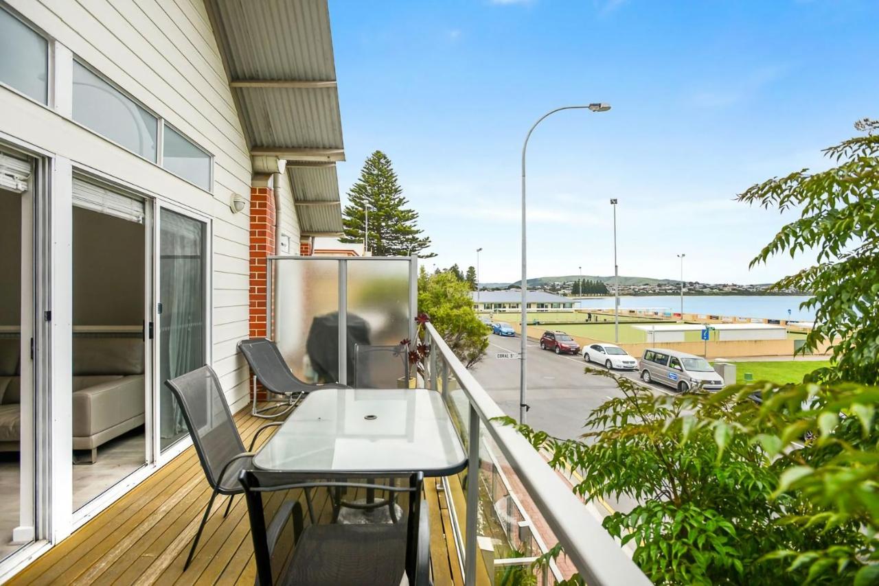 B&B Victor Harbor - Wonderful Central Location Sea Views - Bed and Breakfast Victor Harbor