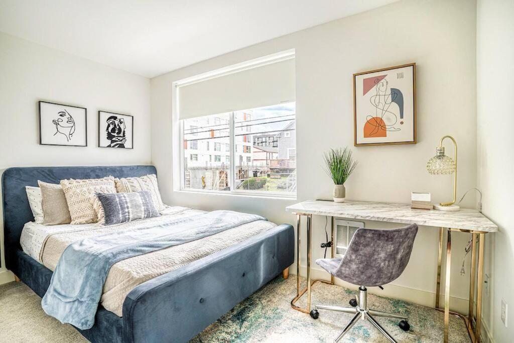 B&B Seattle - New contemporary home, roof top deck, king bed - Bed and Breakfast Seattle