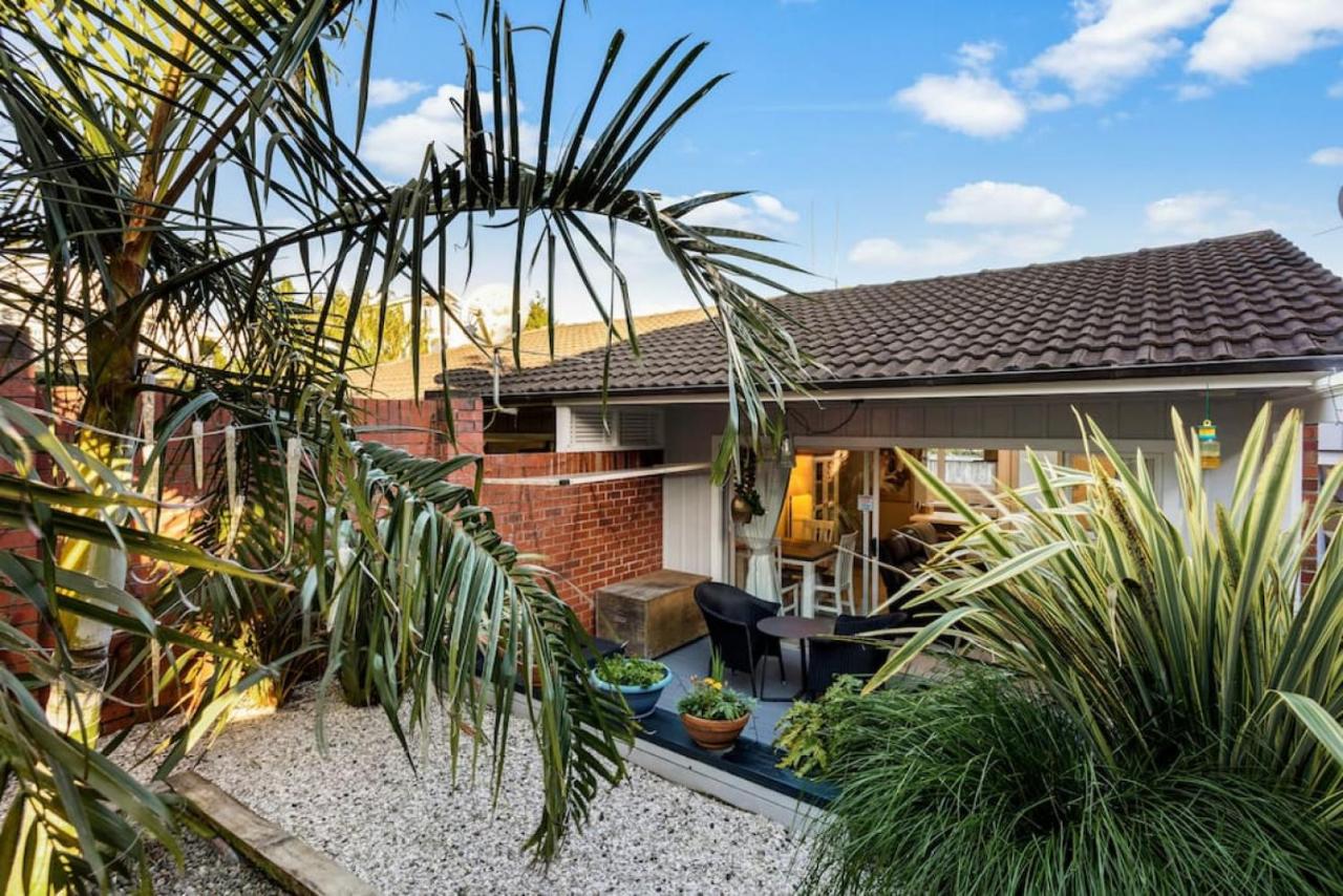 Flora and Fauna Unit with garden and deck - B&B