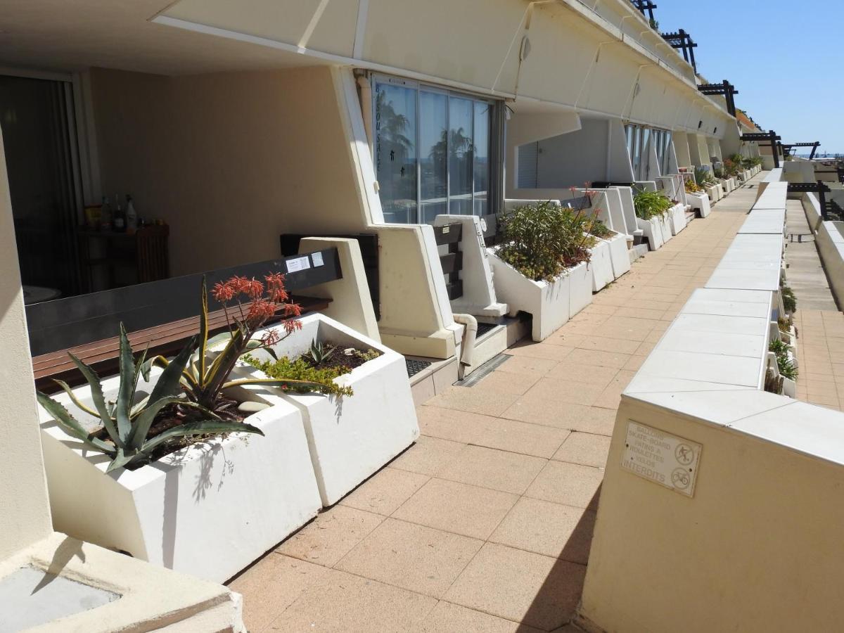 Le Rouge et Le Noir 45 m2 sur Coursives Gde Terrasse Port Nature Naturiste - Chambres d'hôtes Le Cap d'Agde