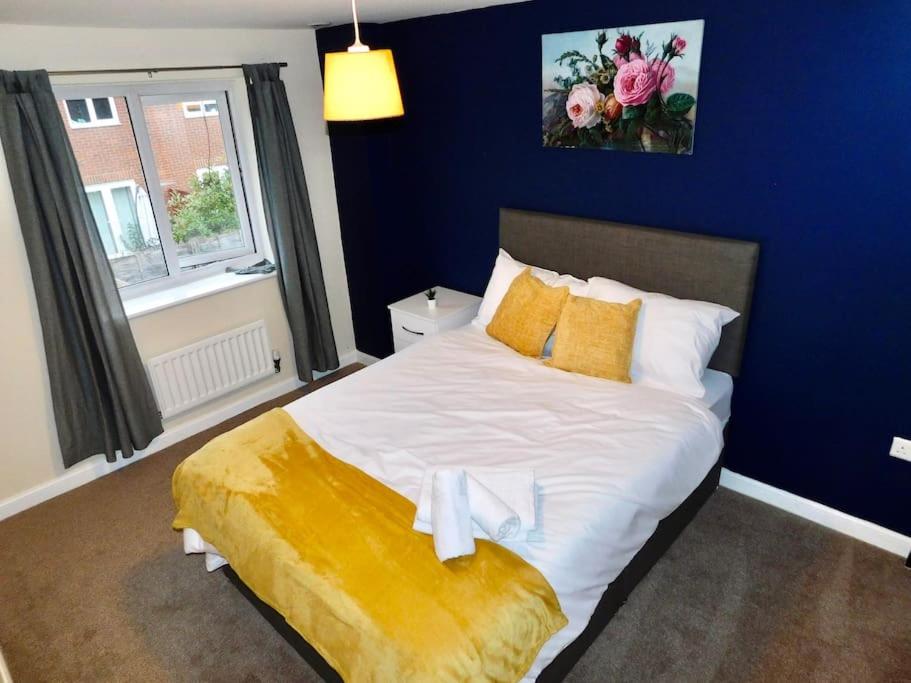 B&B Manchester - AMILA House Manchester, Modern, Spacious, Sleeps 7 With Parking - Bed and Breakfast Manchester