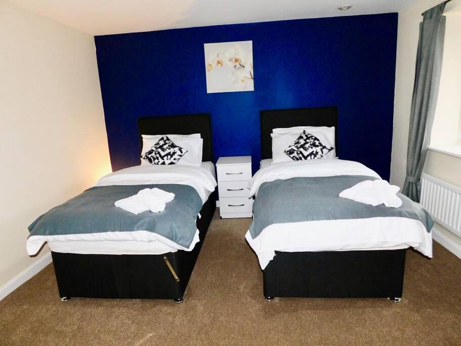 B&B Manchester - AMILA House Manchester, Modern, Spacious, Sleeps 7 With Parking - Bed and Breakfast Manchester