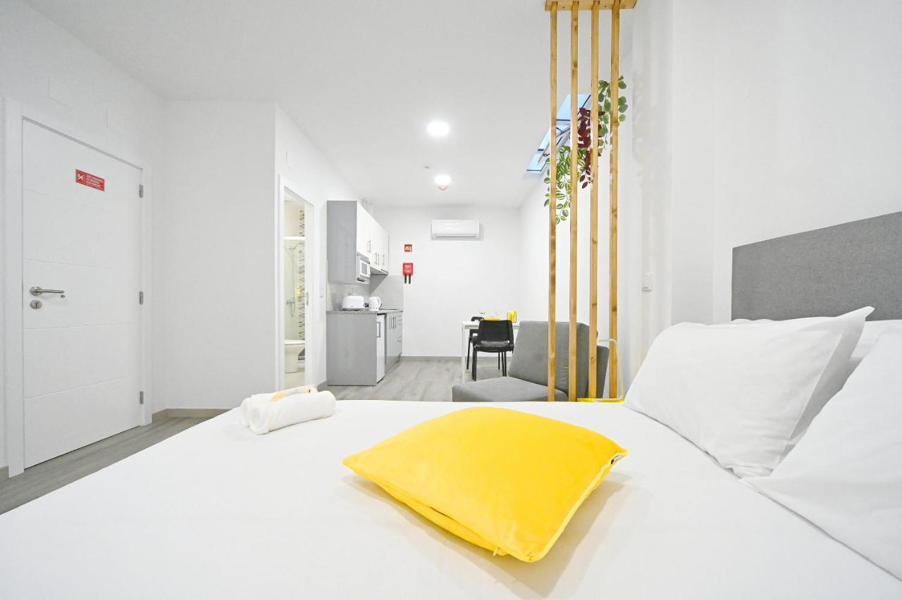 Studio without Balcony with Superior Window - Yellow