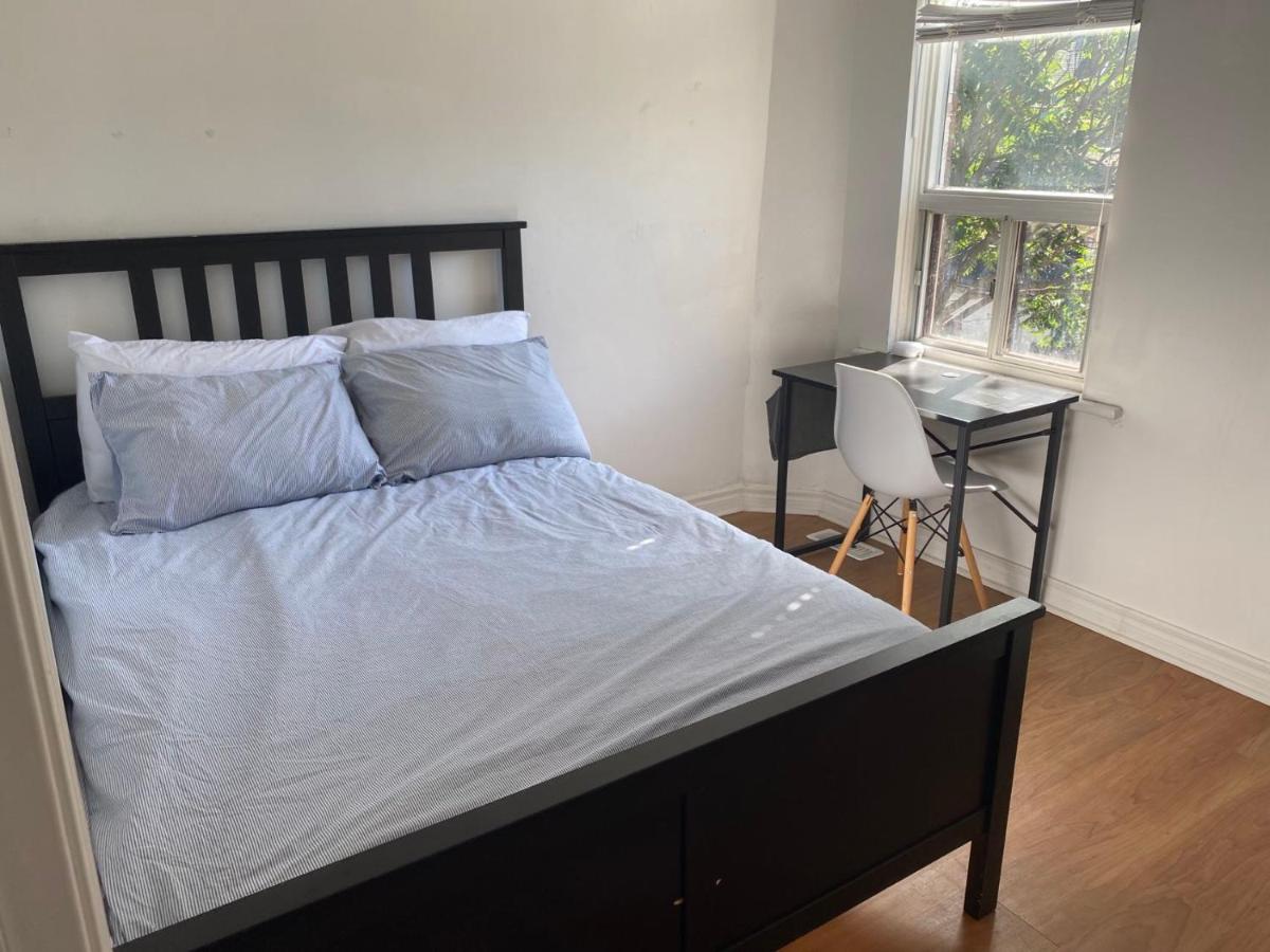 B&B Toronto - Private Double Room with Shared Bathroom 536B - Bed and Breakfast Toronto