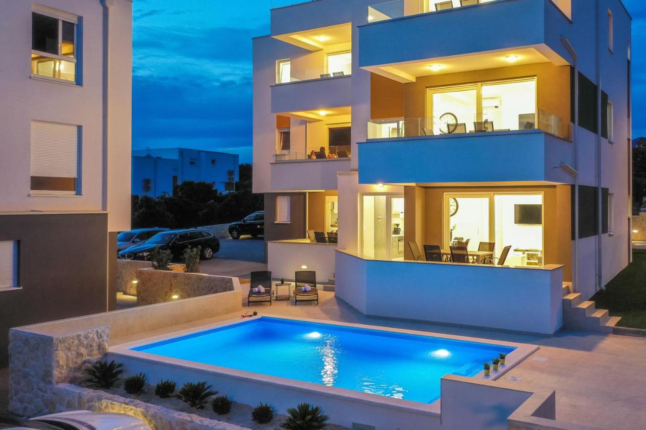 Pool Apartments Banta B - B&B