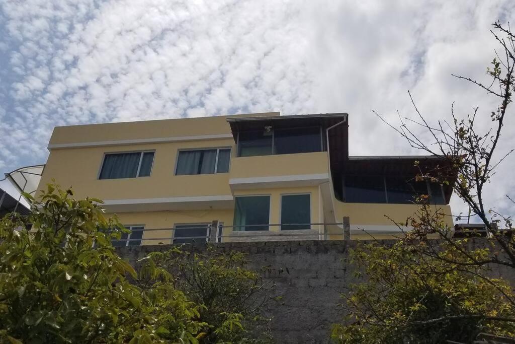Espectacular Hermosa Casa Vacacional !Sorprendente vista del paisaje de toda la ciudad y sus alrededores! - Chambres d'hôtes Ambato
