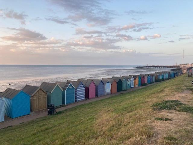 Seaside Villa on Secluded Green - B&B Herne Bay