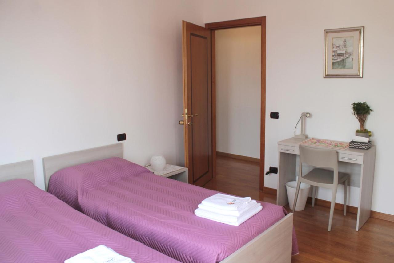Camera Matrimoniale/Doppia con Letti Singoli con Bagno in Comune